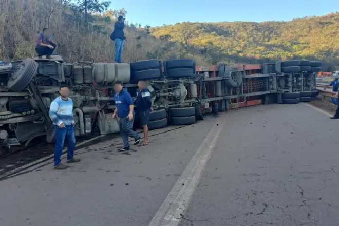 Tombamento de carreta mobiliza equipes de resgate e causa retenção na Rodovia Fernão Dias em Betim