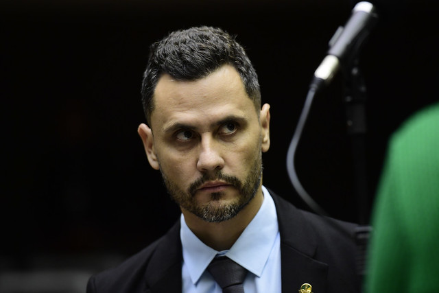Reviravolta em Minas: Cleitinho tenta reverter decisão do Republicanos enquanto Marcelo Aro rompe com Mateus Simões
