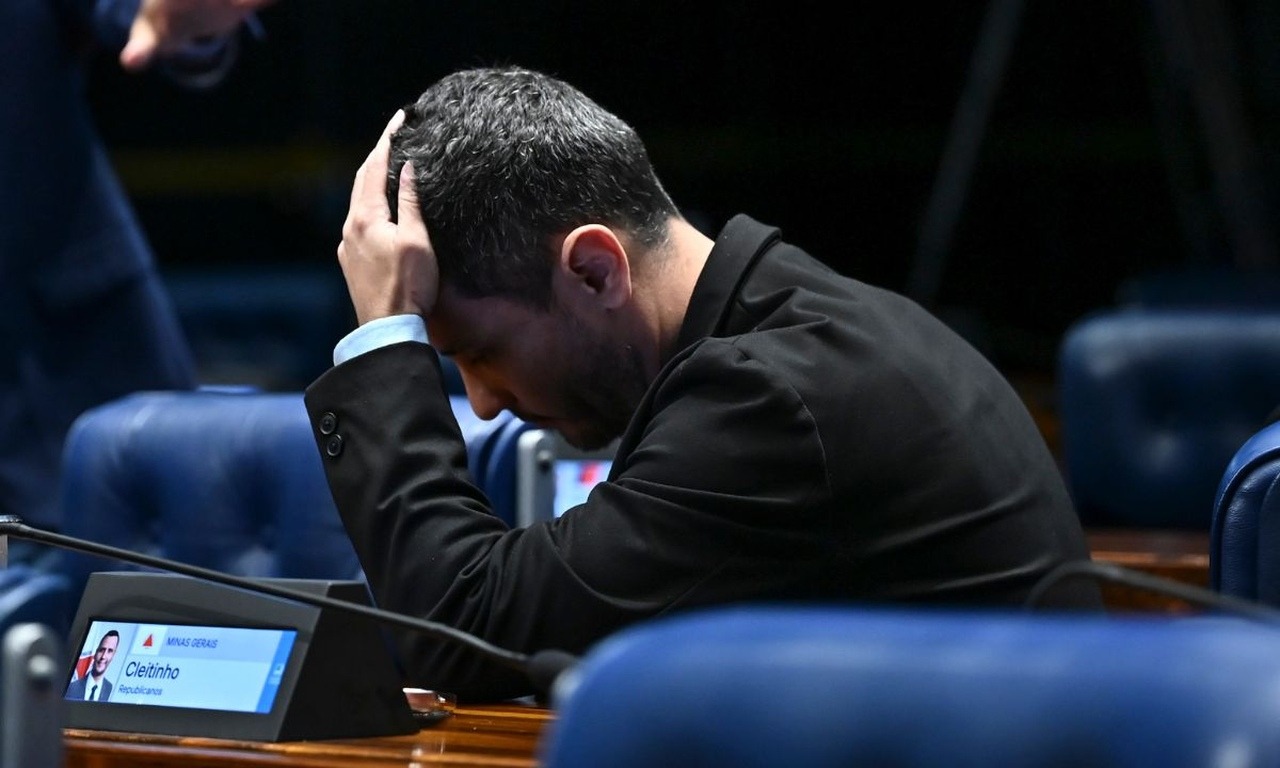 Cleitinho volta atrás, implora por candidatura em MG, mas é barrado pelo Republicanos