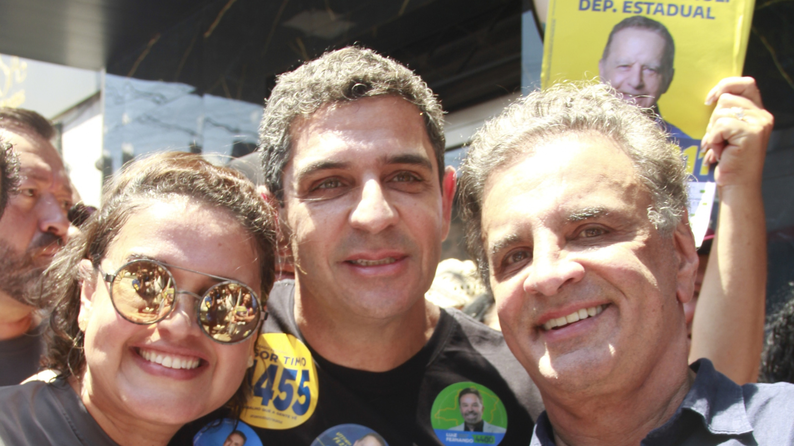 Aécio e Heron fazem caminhada no Citrolândia e reúnem multidão em Betim