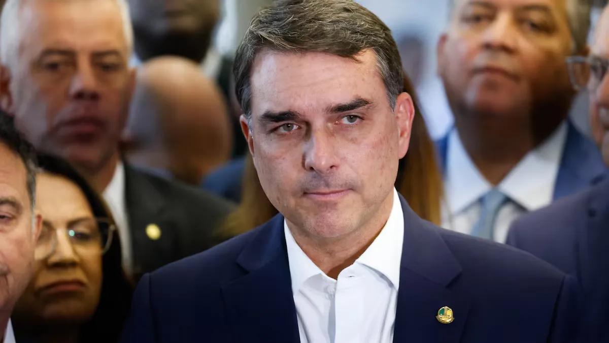 Aliados dizem que Flávio Bolsonaro está a caminho dos Estados Unidos após deixar o Brasil