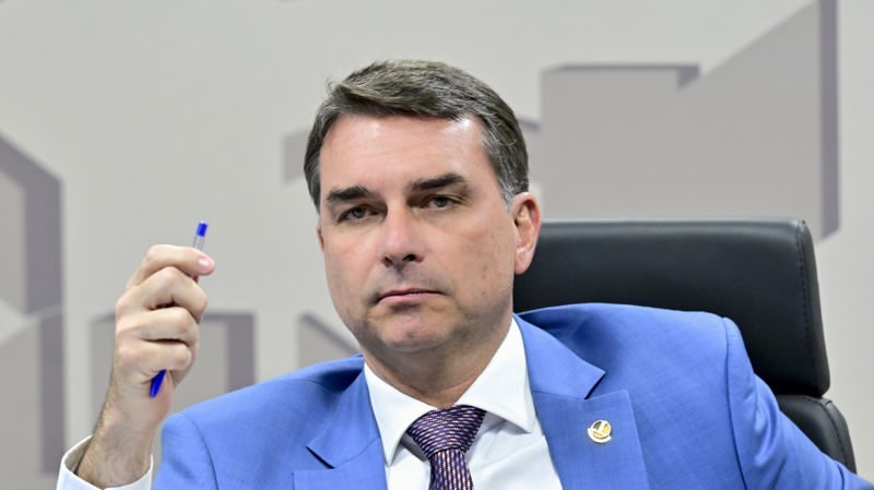 Flávio Bolsonaro aceita abrir sigilos, mas impõe condições a Lula e exige dados de familiares e aliados