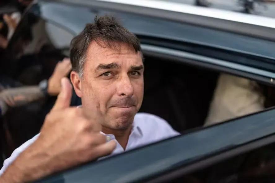 Fugiu, foi buscar exílio ou deixou o Brasil? Entenda o caso Flávio Bolsonaro após derrota eleitoral
