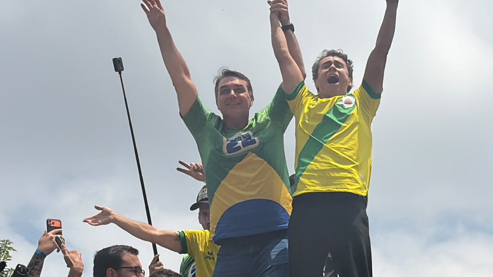 Flávio Bolsonaro participa de motociata em Belo Horizonte na véspera do segundo turno