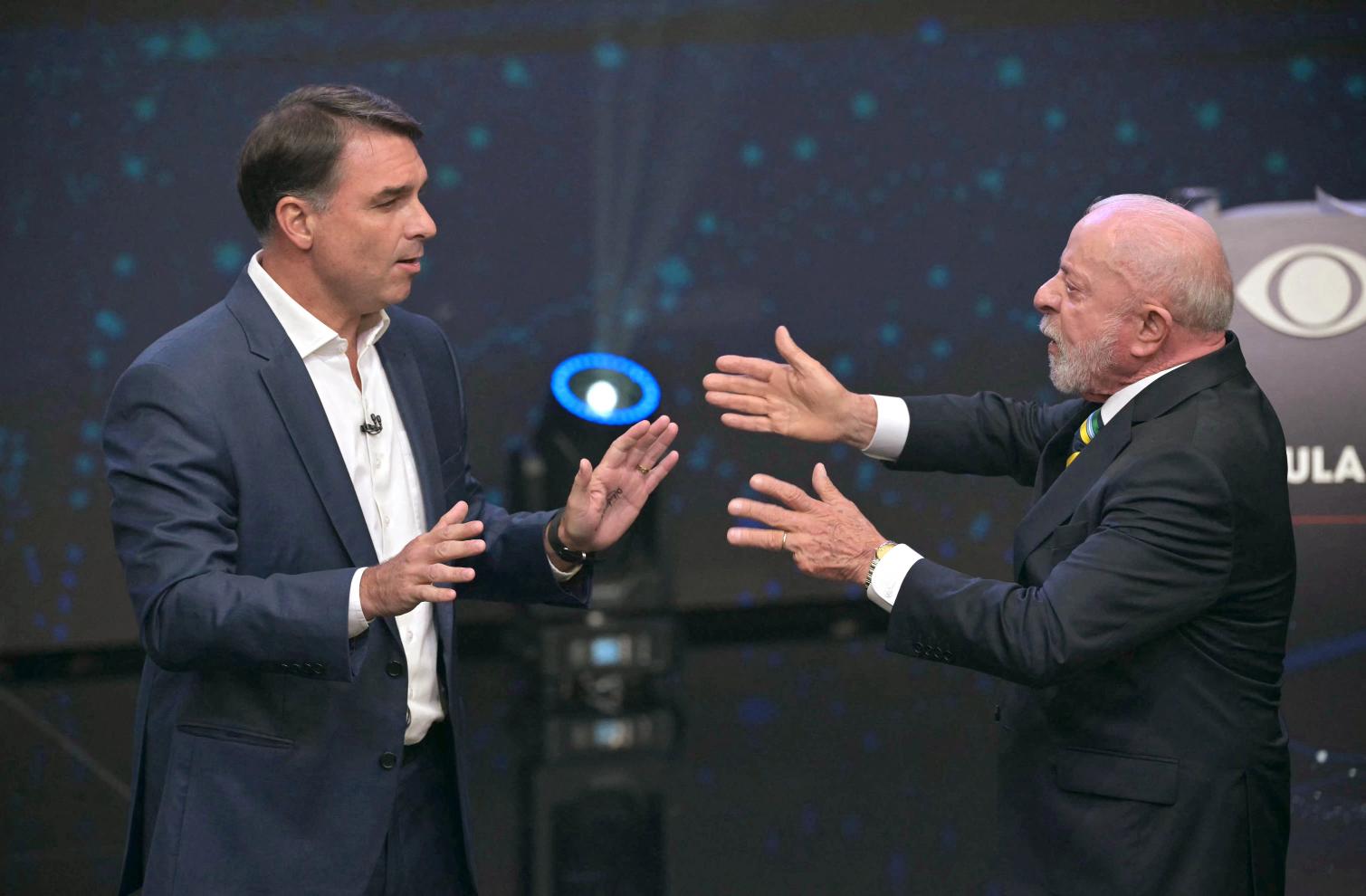Lula e Flávio Bolsonaro se enfrentam hoje no último debate antes do segundo turno